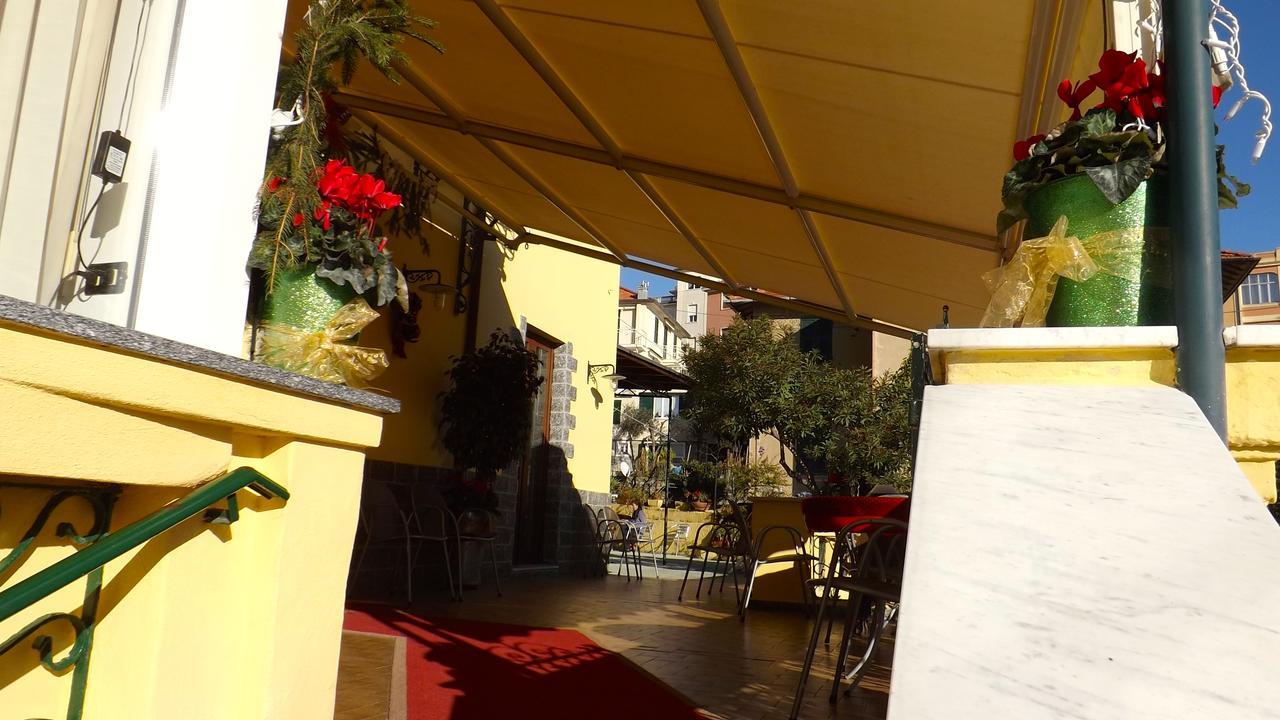 Hotel Azzurro Varraze Exterior foto