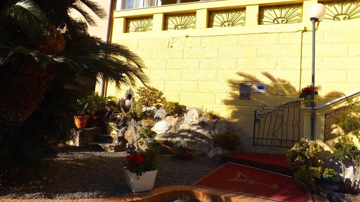 Hotel Azzurro Varraze Exterior foto